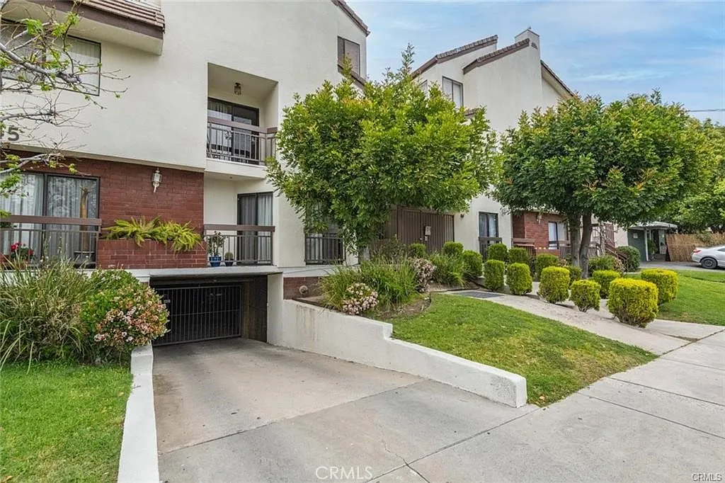 Building Photo - 1247 E Wilson Ave #9