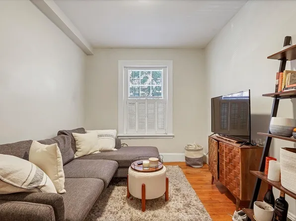 130 Myrtle St APT 2, Boston, MA 02114