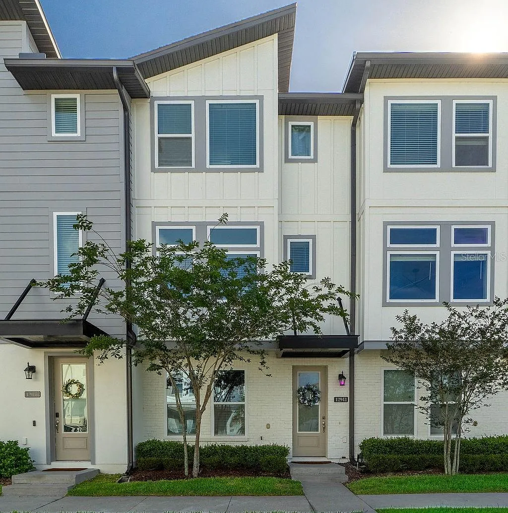 3 bed, 3.5 bath, 1998 sqft, $3,100 — Photo 1