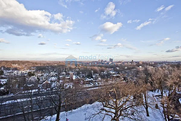 Sold by Moda Realty | media 24