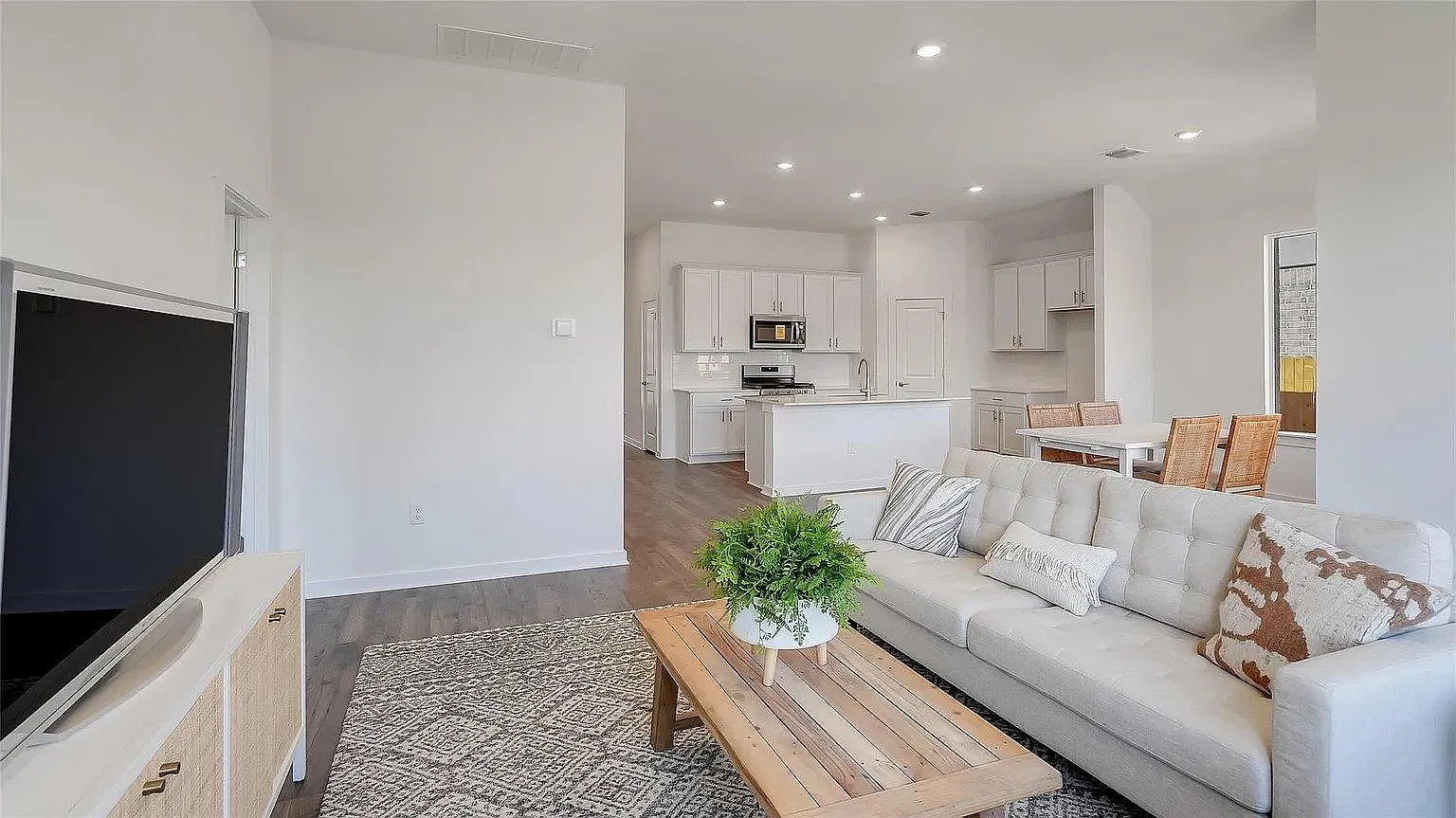 4 bed, 2.0 bath, 1865 sqft, $2,150 — Photo 4