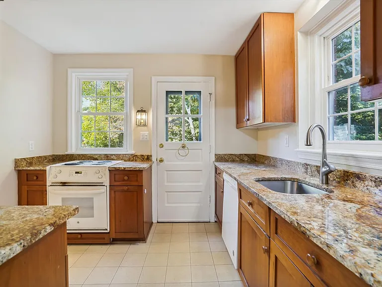 5212 Augusta St — Photo 3