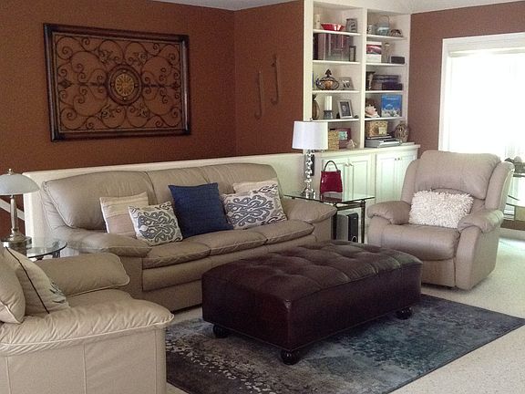 Great Rm/ built in shelving