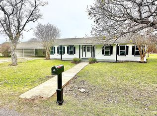 731 S Gilbert St, Edna, TX 77957