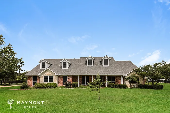3 bed, 2.0 bath, 2511 sqft, $2,427 — Photo 1
