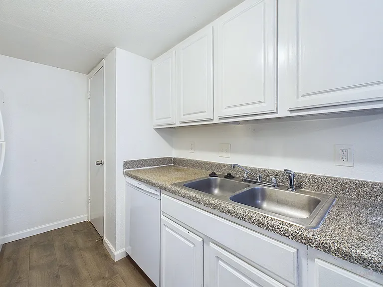 2124 Burton Dr — Photo 11