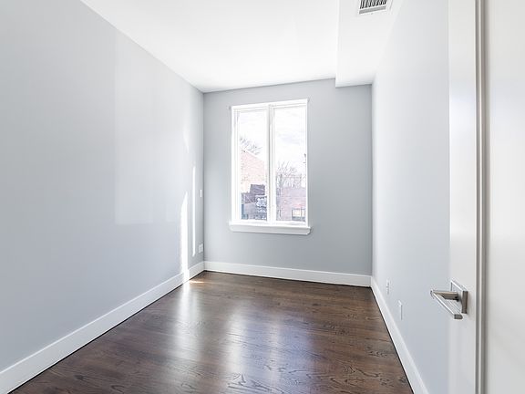 4th image of 579 Van Buren St #2A
