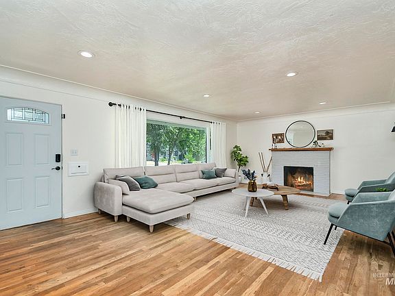 3rd image of 2379 W Palouse St
