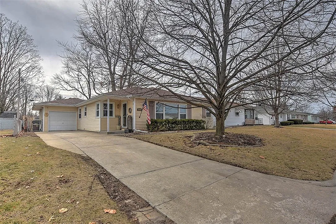 2209 Grandview Dr photo 1