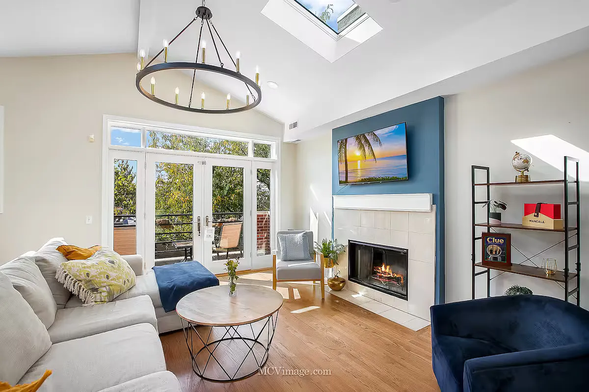 2 bed, 1100 sqft, $4,200 — Photo 1