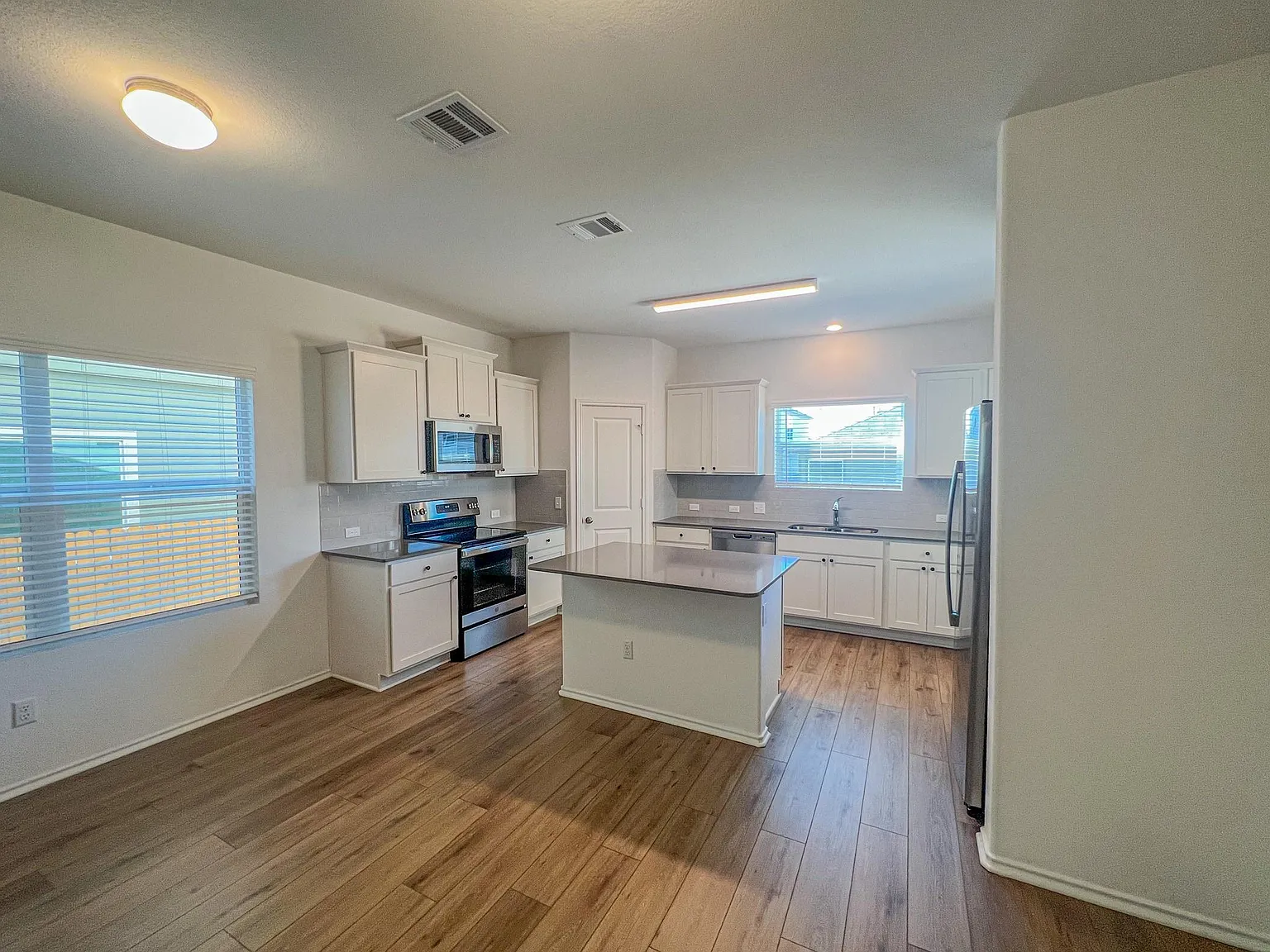 4 bed, 3.5 bath, 2348 sqft, $2,085 — Photo 4