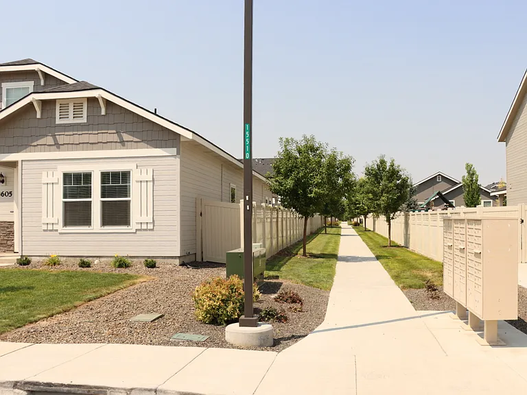 3605 S Rosa Parks Way — Photo 2