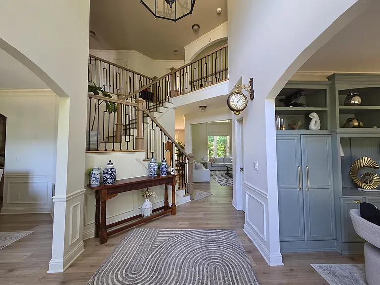 1210 Beacon Hill Xing — Photo 2