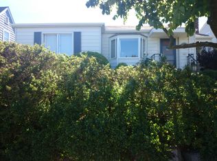 3222 W Viewmont Way W, Seattle, WA 98199