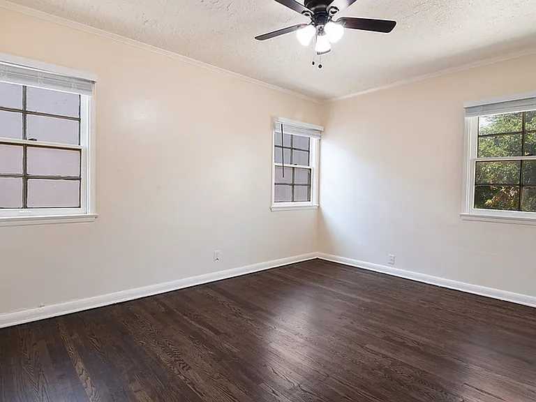 Crenshaw Park Apartments — Photo 28