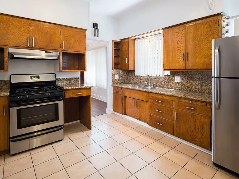 227 S Gale Dr — Photo 3