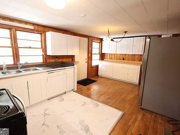 5th image of 140 Bell Ave SE