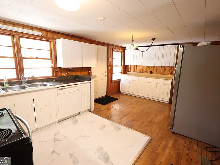 140 Bell Ave SE — Photo 5