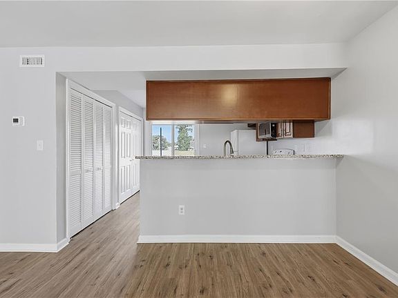 5th image of 351 Fort Worth Ave APT 102