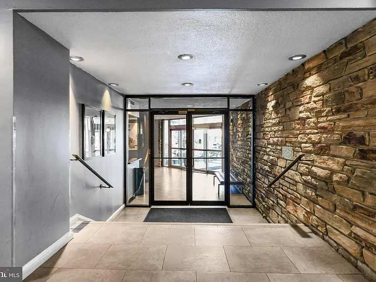 1 E University Pkwy #106 — Photo 27