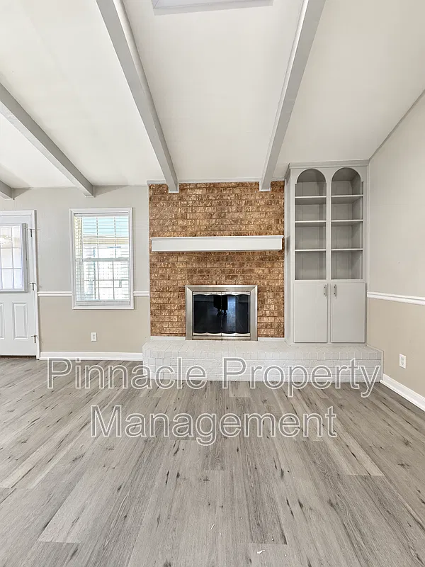 4 bed, 2.0 bath, 1749 sqft, $2,295 — Photo 2