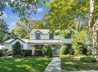 35 Carlton St, Malverne, NY 11565