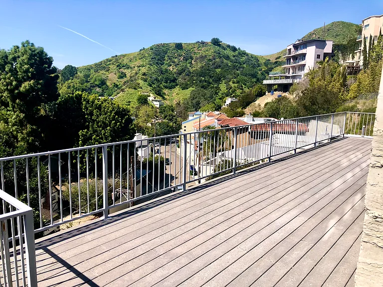 Large outdoor deck!