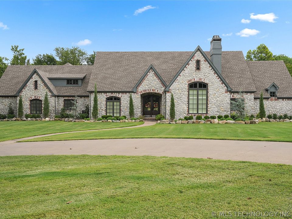 1st image of 3821 N Country Club Cir