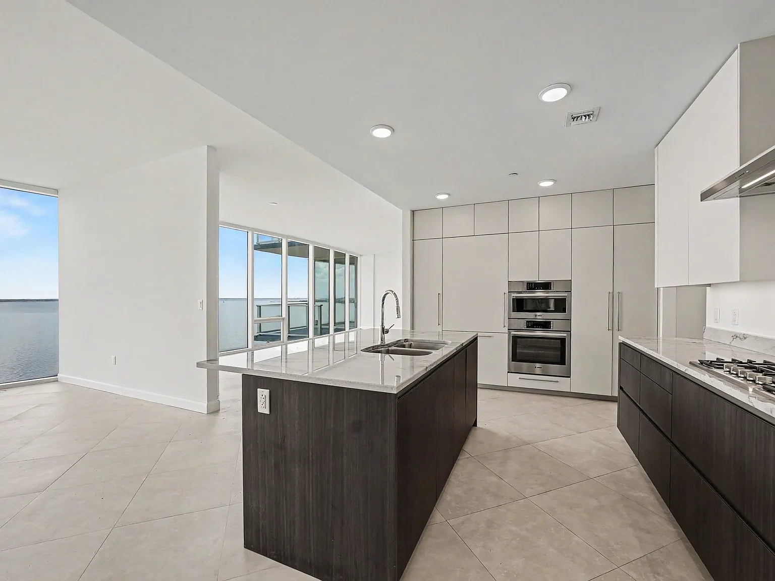 2 bed, 2.5 bath, 2537 sqft, $11,000 — Photo 2