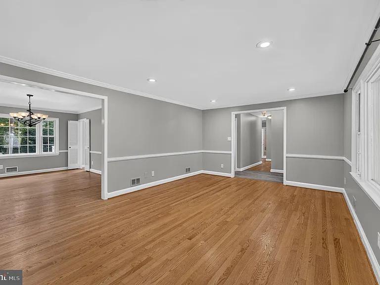 6443 Walters Woods Dr — Photo 13