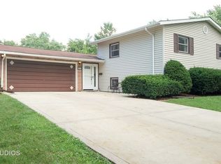 7151 Edgebrook Ln, Hanover Park, IL 60133