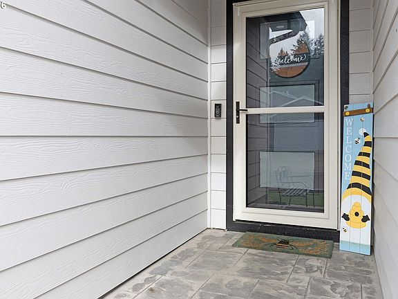 3rd image of 211 SE Woody Ct