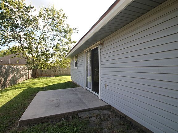4th image of 2404 Windmill Dr