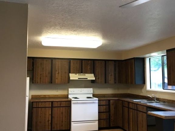 3rd image of 204 Crestview Dr