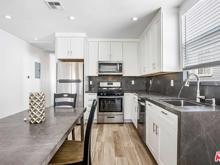 1207 N Genesee Ave — Photo 14