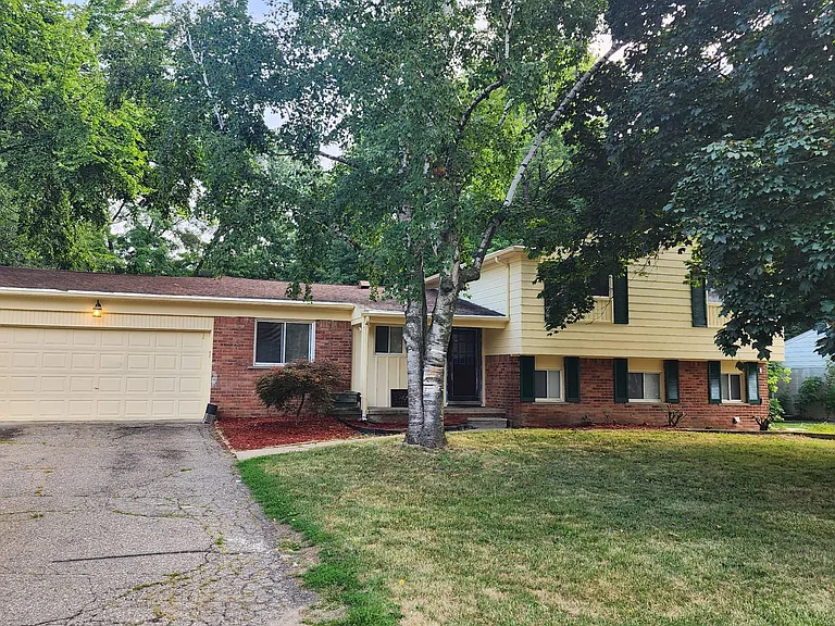 301 Douglas Dr — Photo 1