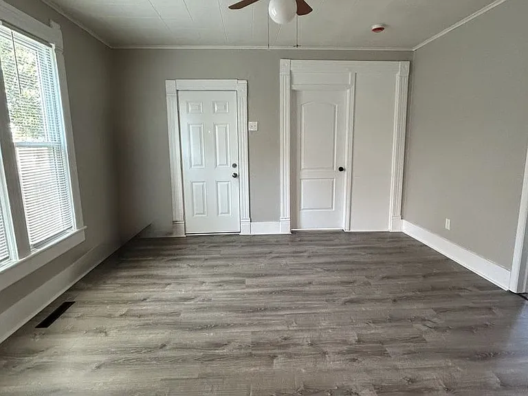 810 N Elm St — Photo 2