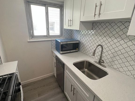 4th image of 1024 Throggmorton Ave #1