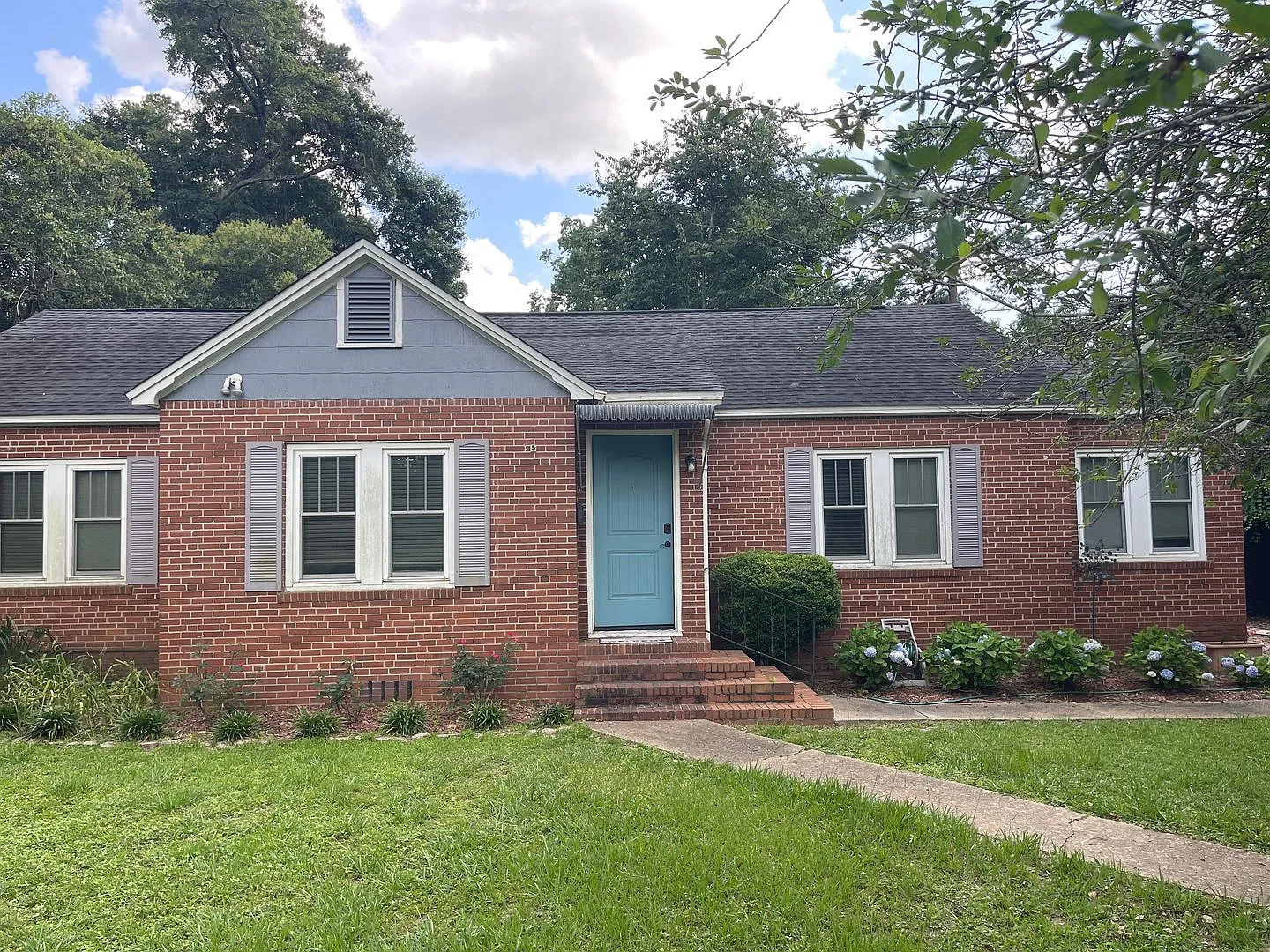 Beautiful 3 bedroom home with large backyard — Photo 1
