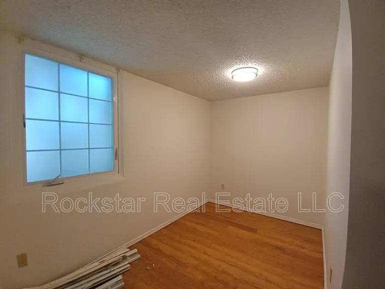 1739 W 10th Ave — Photo 12