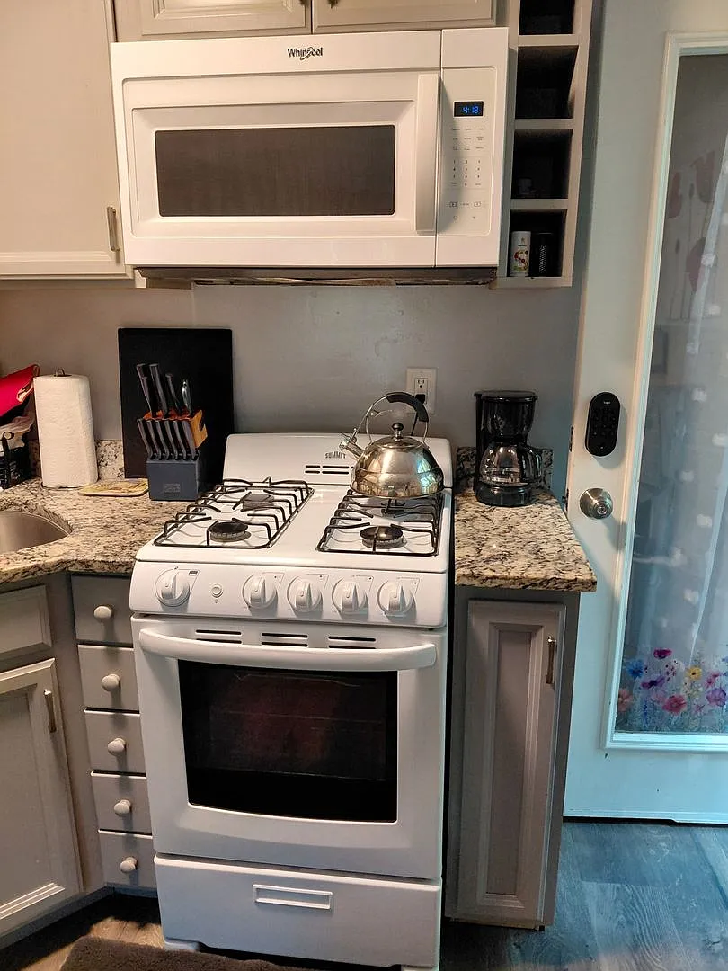 Charming 2BR House in Forestville — Photo 4