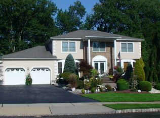27 S Foxcroft Dr, Marlboro, NJ 07746