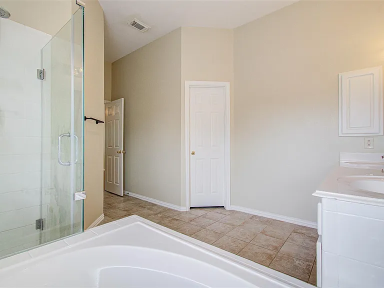 18223 Heathridge Ln — Photo 39