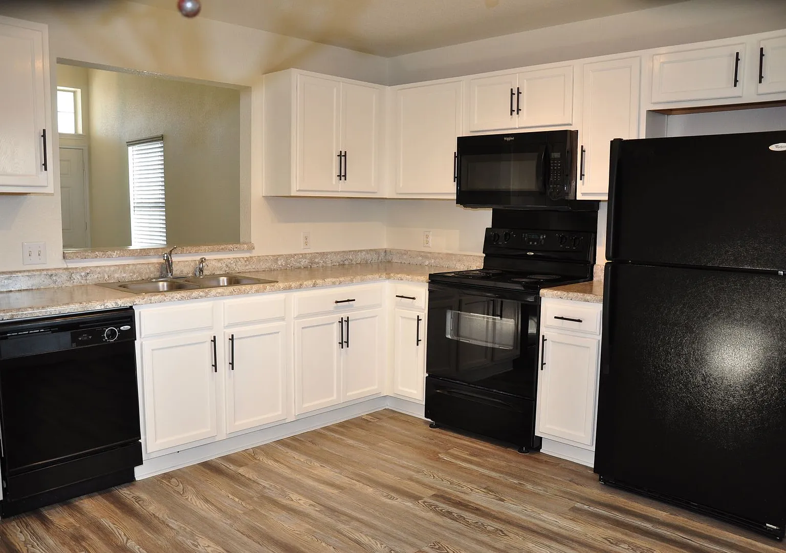 3 Bedroom 2.5 Bath in Hutto Square — Photo 3