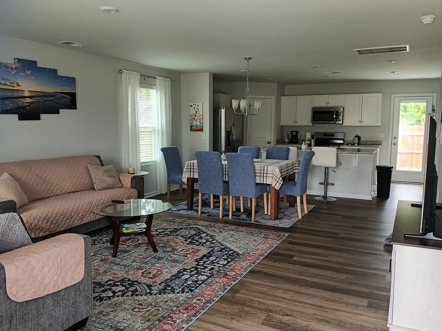 3 bed, 2.5 bath, 1472 sqft, $2,200 — Photo 2