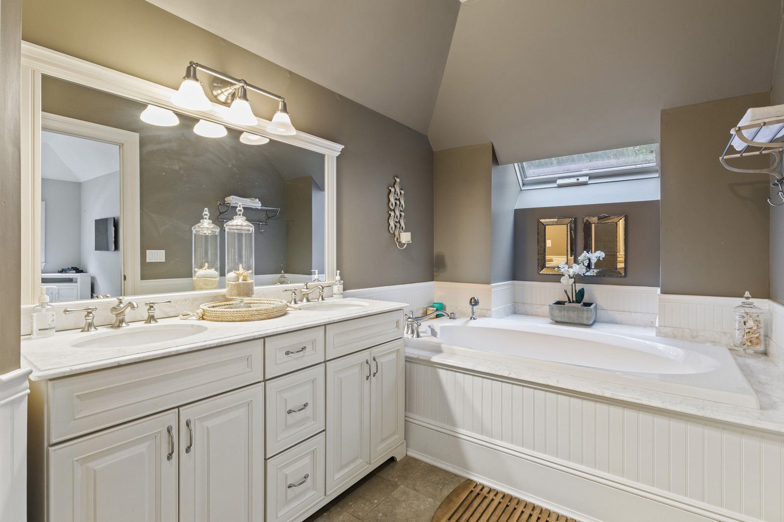  MASTER SUITE BATH