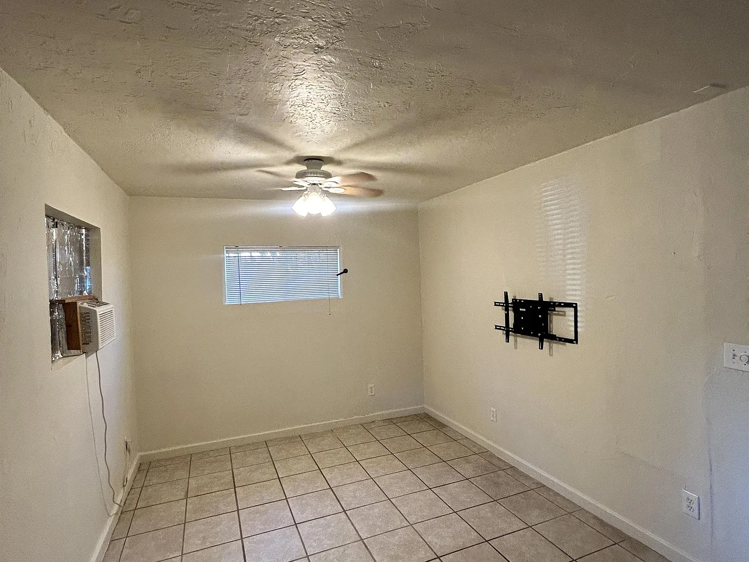 PM18-024 / 2230 N. Ralph Ave. (Triplex) — Photo 3