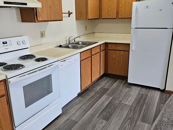 3rd image of 843 6th St #8