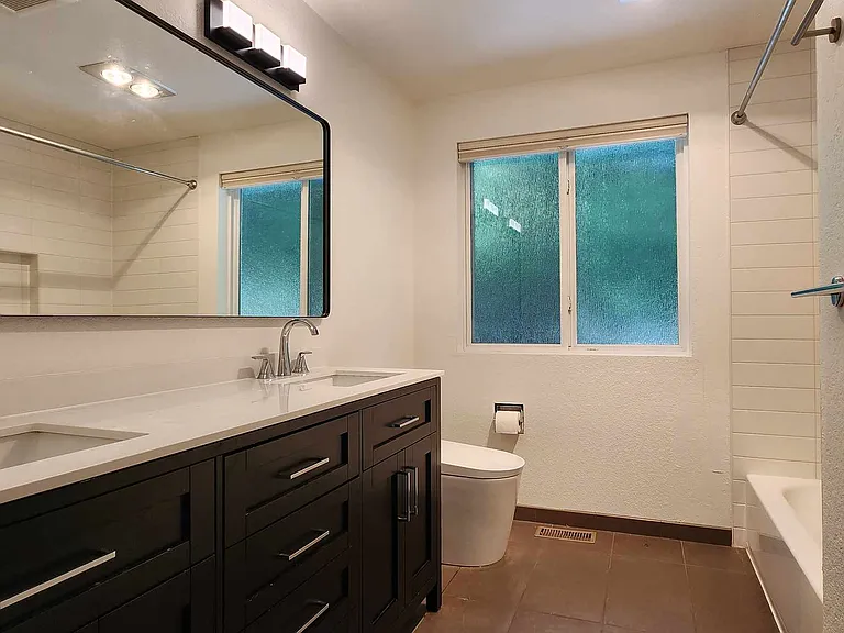 2417 Sahalee Dr W — Photo 27