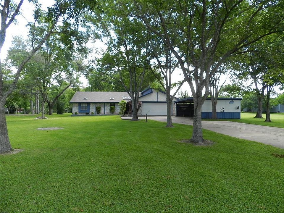 Home is nestled under beautiful mature trees on 1.500 Acres.